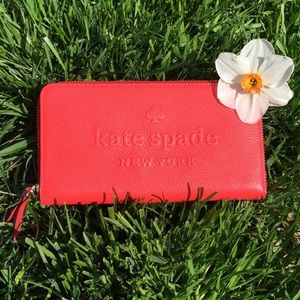 Kate Spade ♠️ zip around red clutch ✨